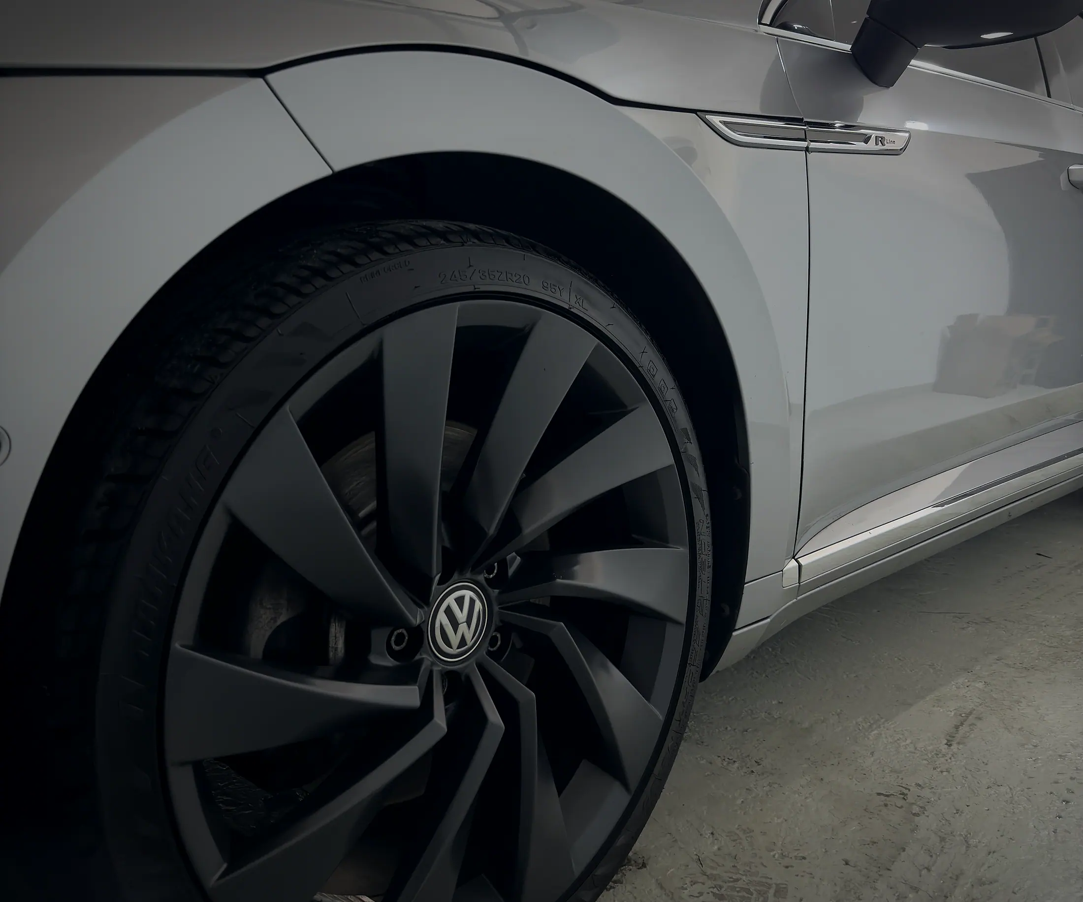 Disk Volkswagenu Arteon v dielni pod LED osvetlením