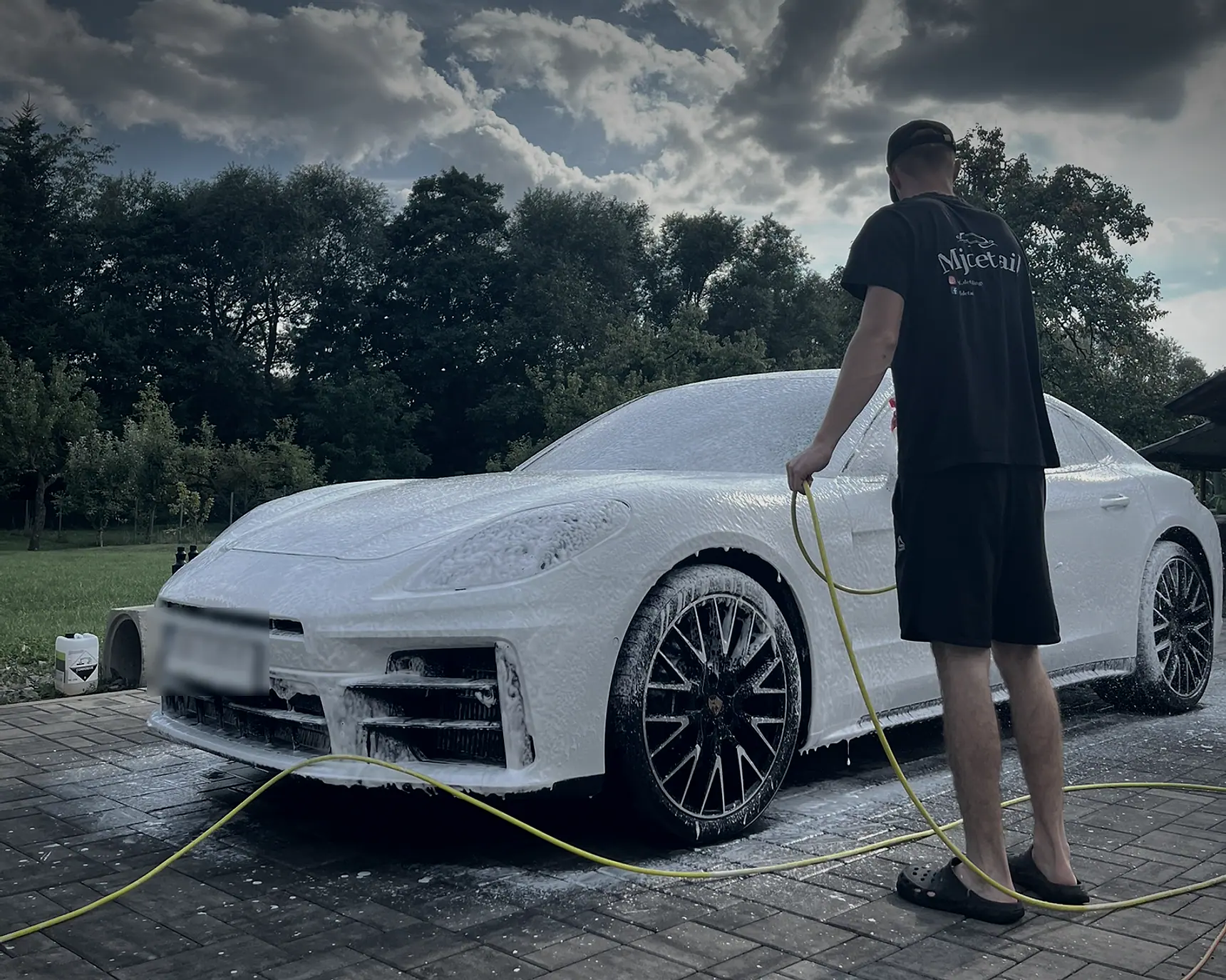 Porsche pokryté aktívnou penou počas ručného umývania