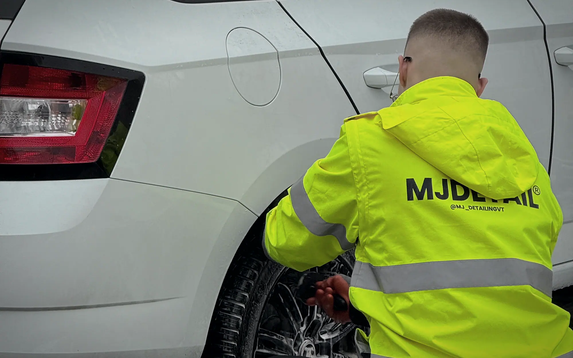 Detailer MJ Detailing v reflexnej bunde pri čistení disku