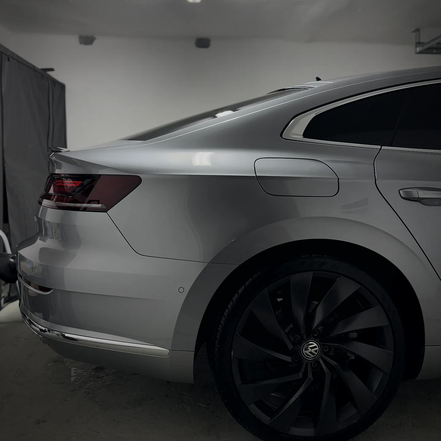 Auto v dielni pripravené na kompletný detailing
