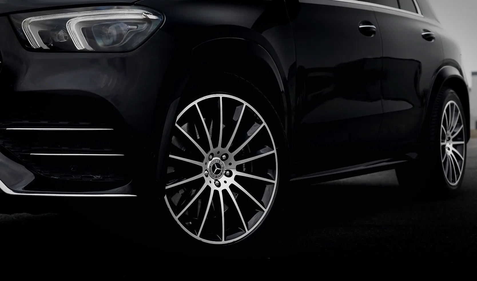Svetlomet a disk čierneho Mercedesu GLE po detailingu