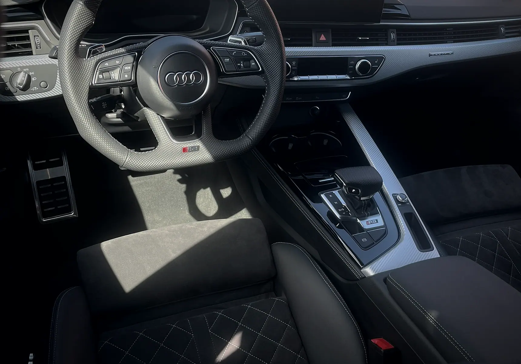 Vyčistený interiér Audi so sedadlami z alcantary